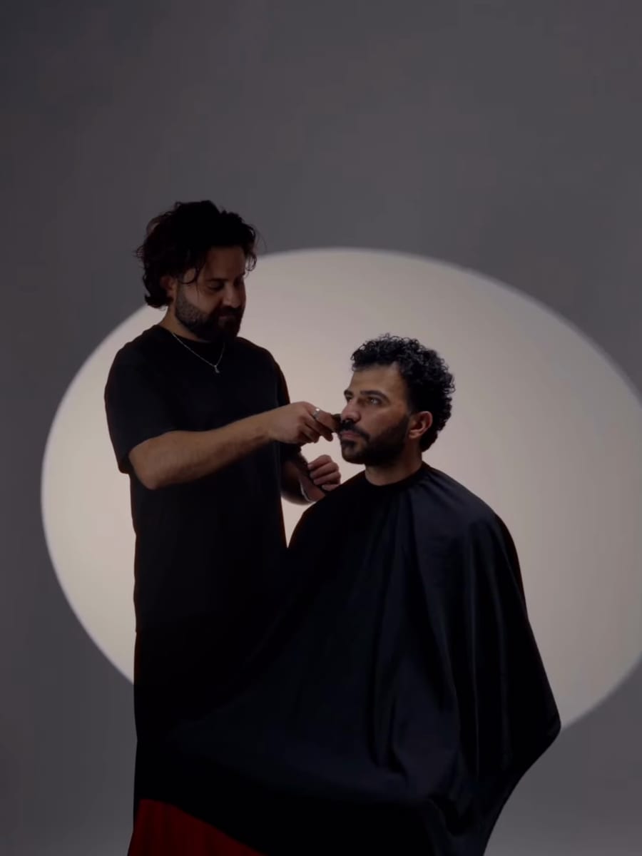 Friseur bei der Arbeit im Hairstudio Haar-ibo