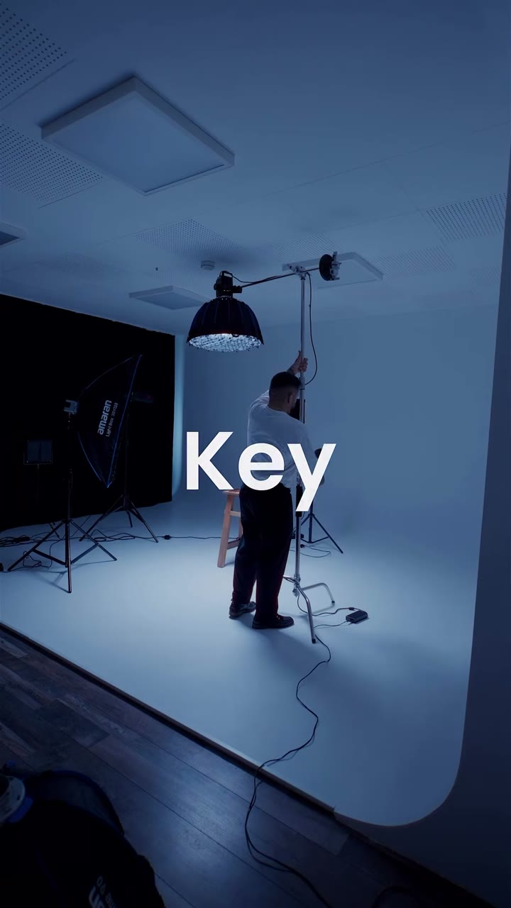 Social-Media-Reel des Studios: Making-of mit farbigem Licht-Setup in der Hohlkehle
